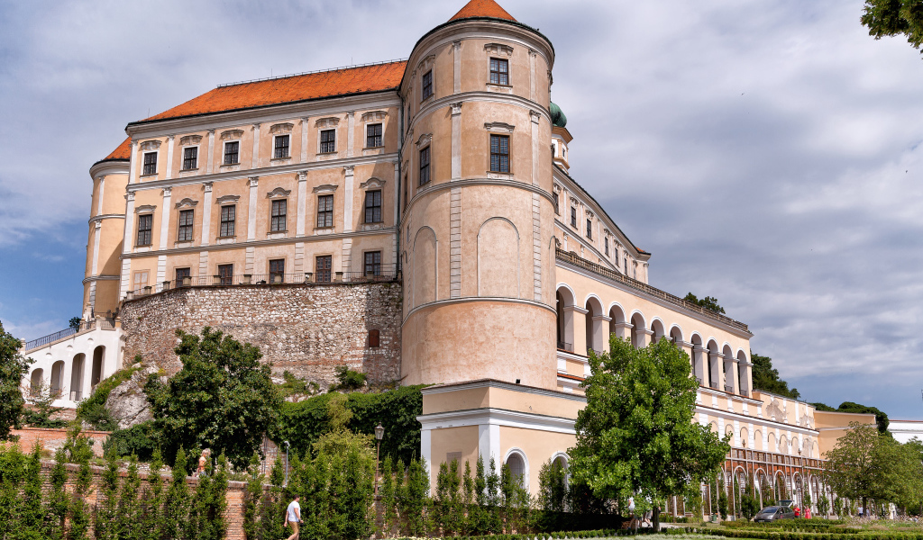 Красивый замок Дитрихштейнов, Микулов. Чехия