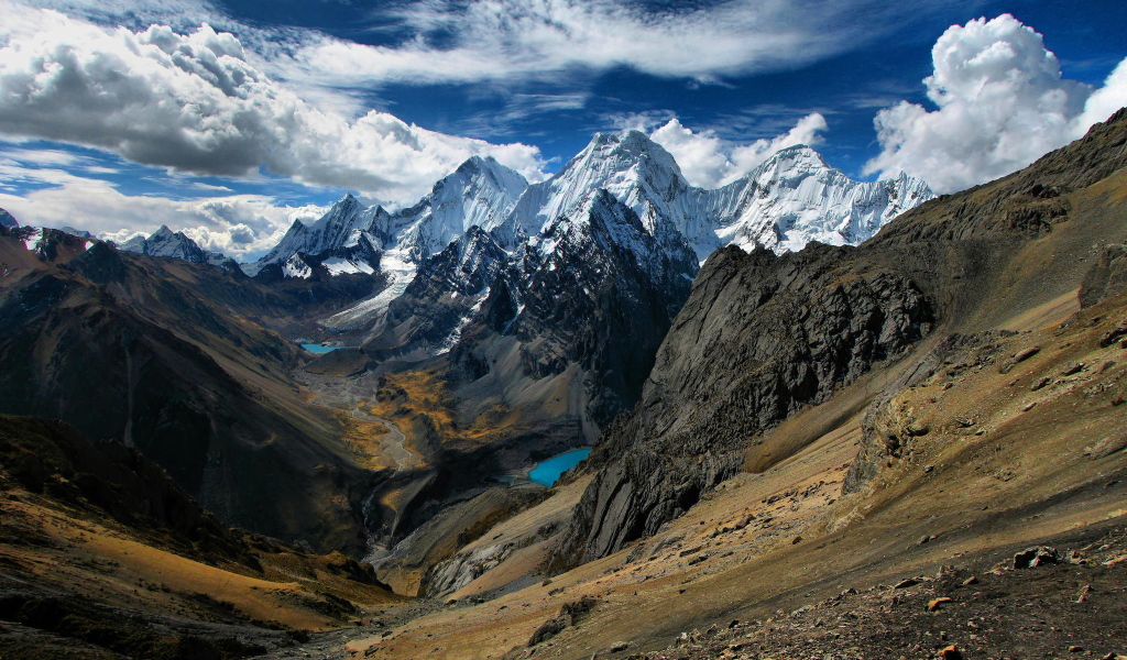 Горы Анды на фоне красивого неба, Чили 