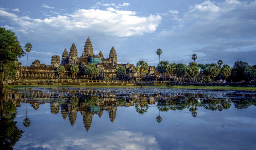 Ангкор Ват отражается в пруду лотосов 