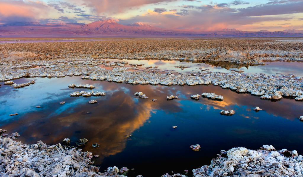 Красивый солончак Салар-де-Атакама в пустыне Атакама, Чили 