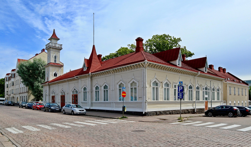 Красивое здание под красивым голубым небом в городе Котка, Финляндия