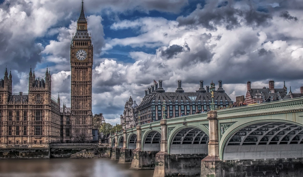 Биг Бен на фоне реки Темзы, Лондон. Великобритания 