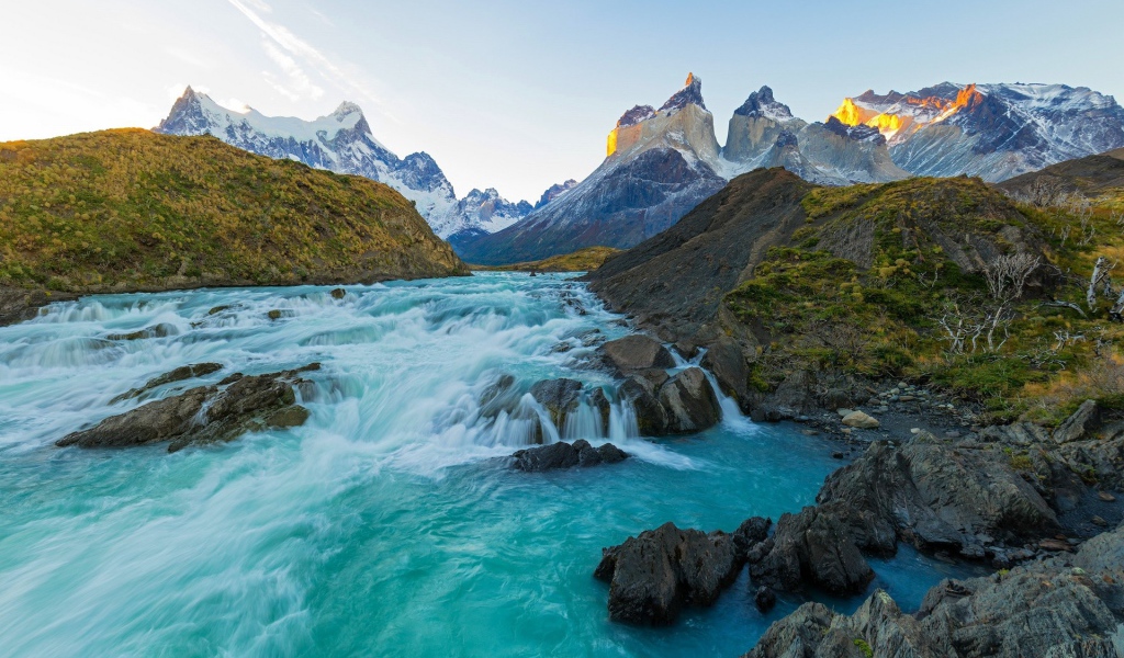Чистая река в национальном парке Торрес-дель-Пайне, Чили 