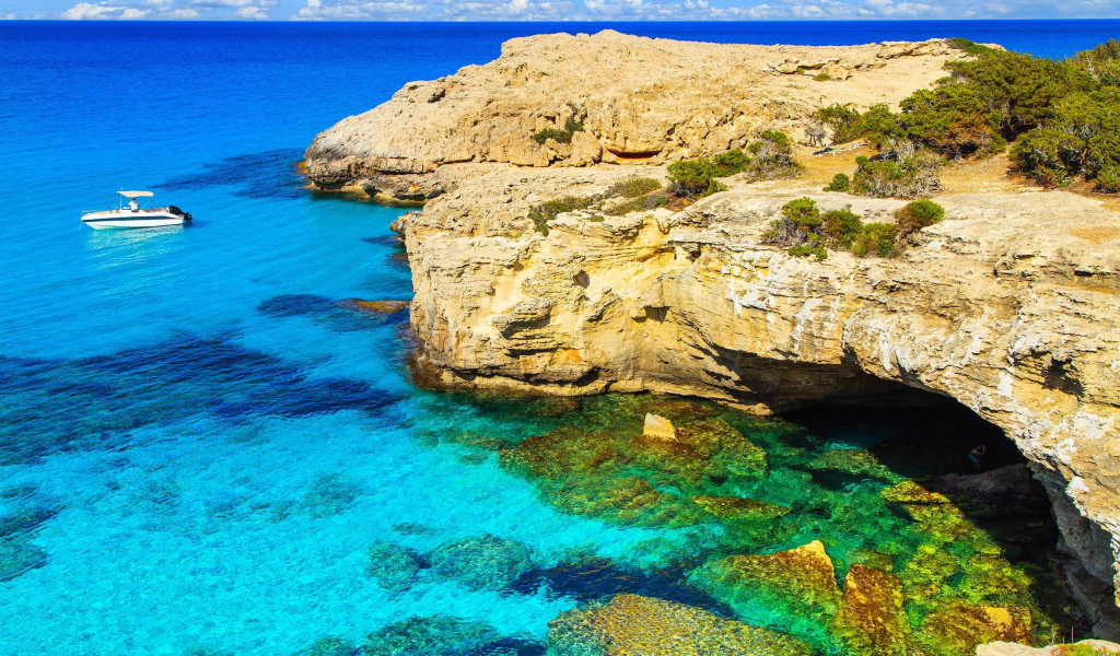 Кристальная вода и каменные пещеры мыса Греко,  Кипр 