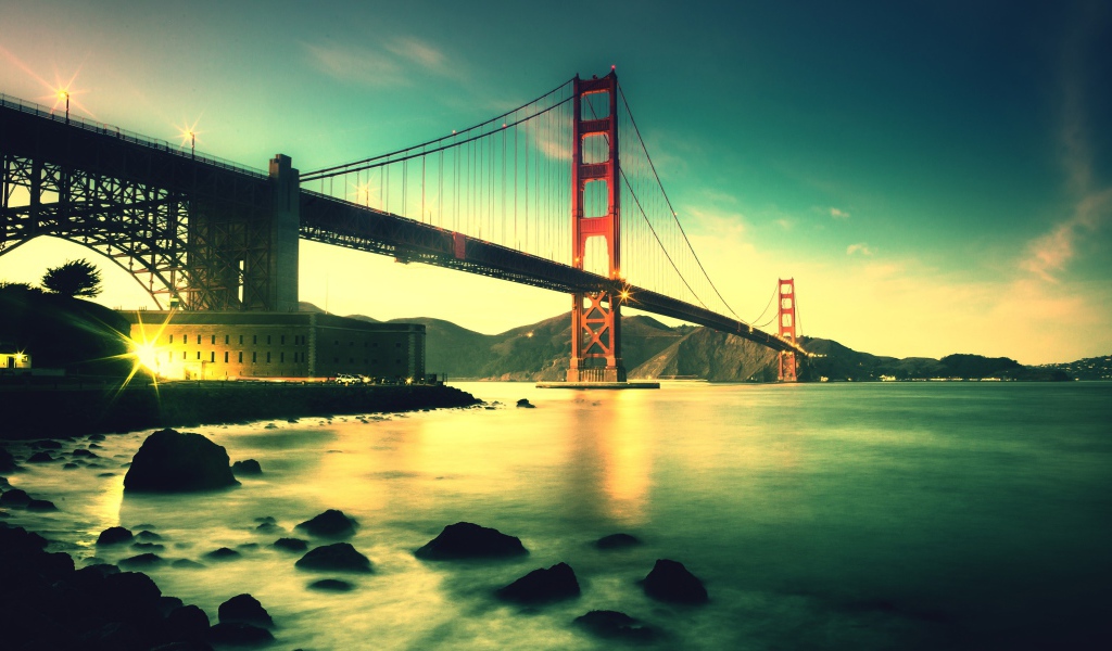 Вечерний мост Золотые Ворота в Сан-Франциско 