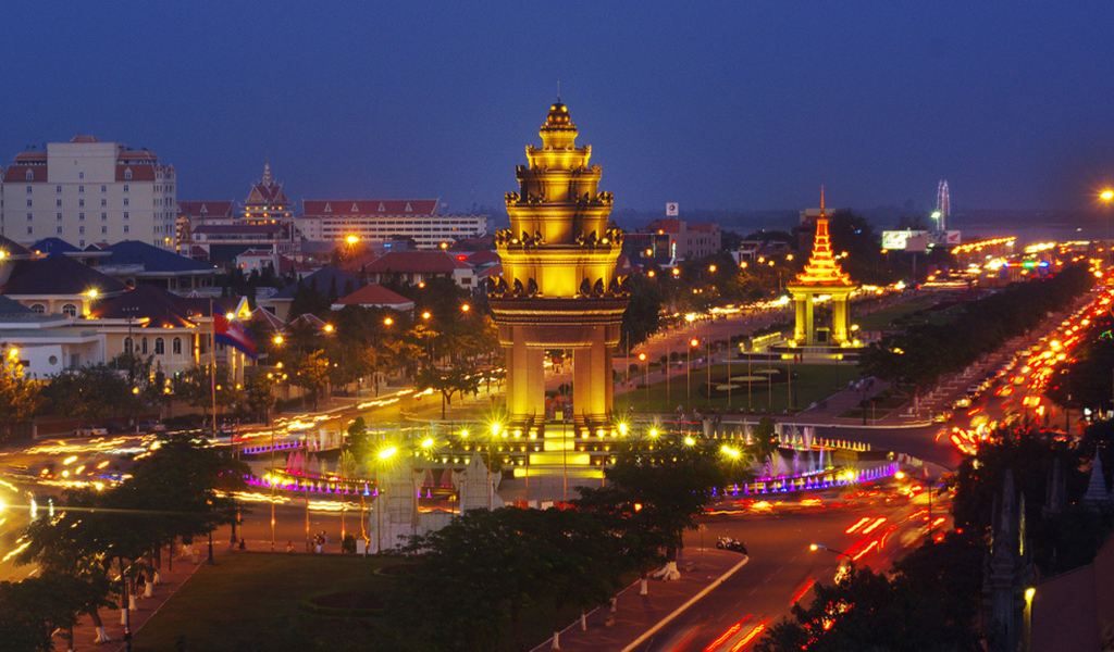 Вечерняя панорама города Пномпень - столица Камбоджи 