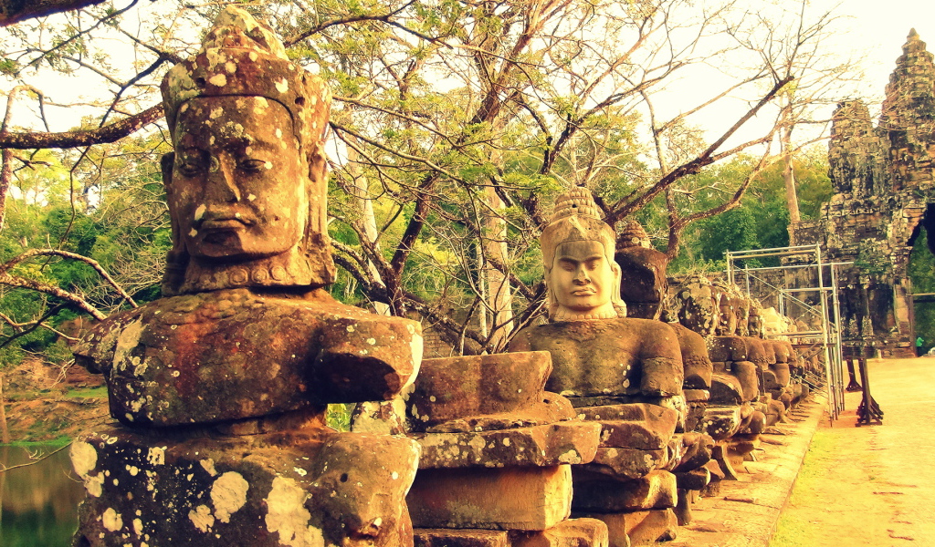 Индуистские статуи у храмового комплекса Ангкор  Ват 