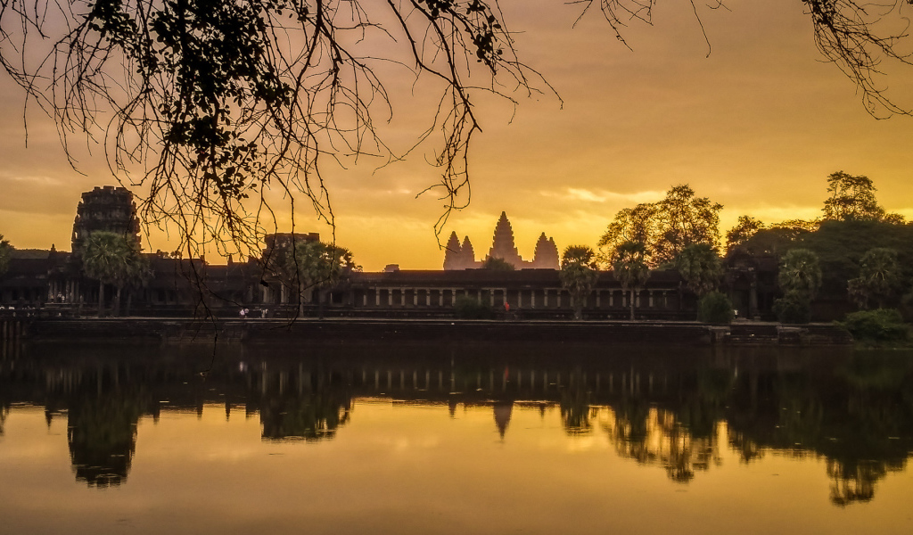 Озеро у стен храмового комплекса Ангкор Ват 