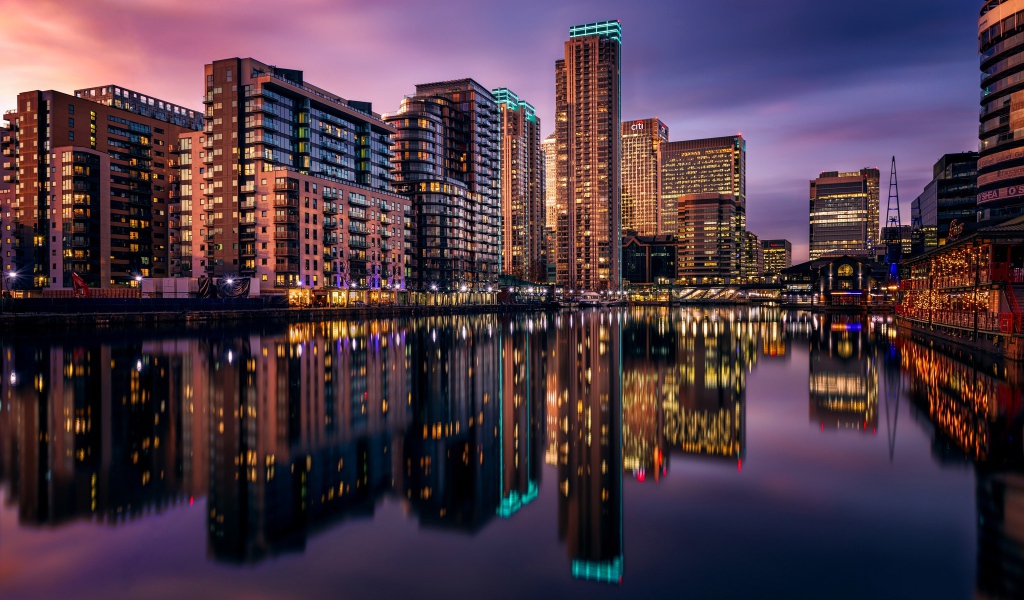 Ночные небоскребы Лондона отражаются в воде,  Великобритания 