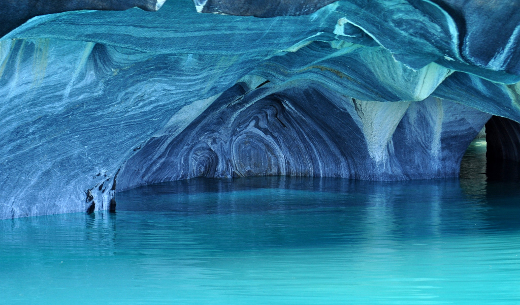 Мраморный собор пещера на берегу озера Хенераль-Каррера, Патагония Чили 