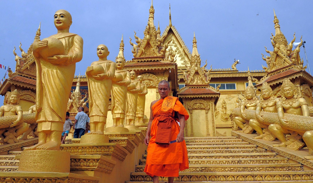 Монах на ступеньках старинного храма, Камбоджа 