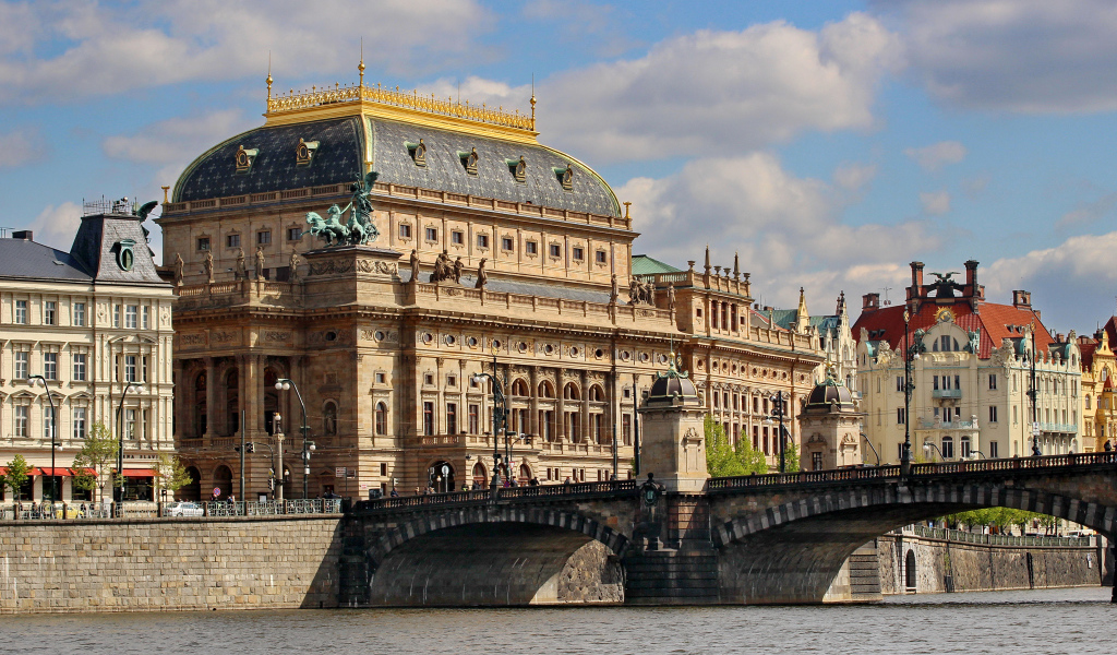 Национальный оперный театр у реки, Прага. Чехия 