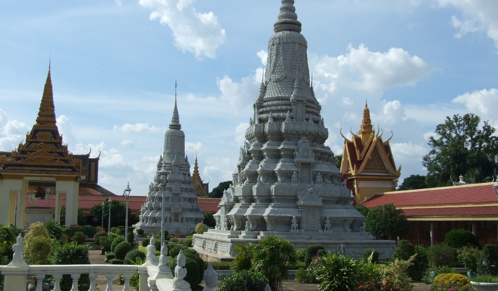 Одна из ступ на территории королевского дворца в городе Пномпень, Камбоджа 