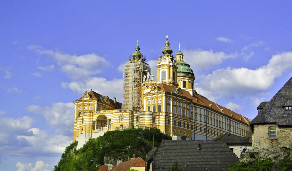 Живописный Бенедиктинский монастырь на фоне голубого неба, Мельк. Австрия