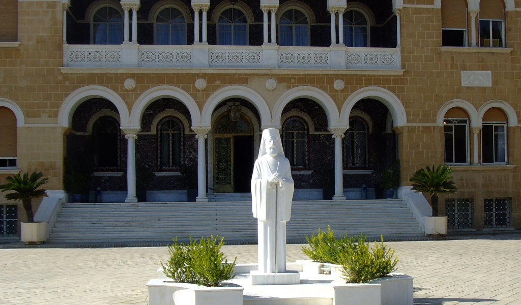 Статуя архиепископа Макариоса III, Никосия, Кипр  