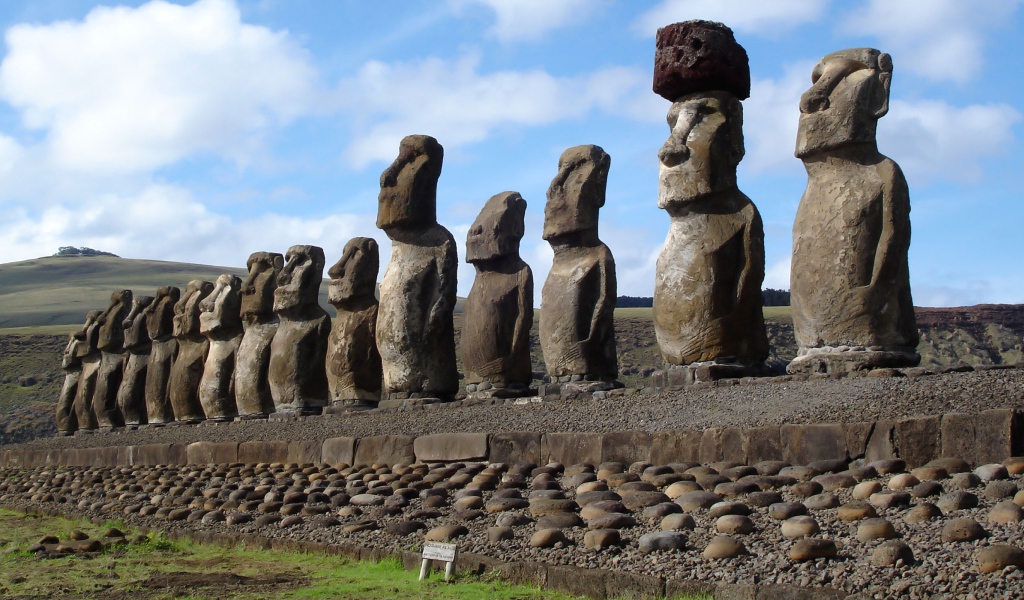 Каменные монолитные статуи Моаи, Чили 