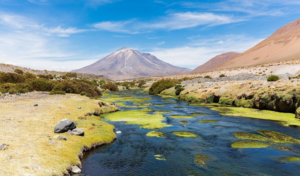 Cтратовулкан Панири и горная река на фоне голубого неба, Чили 