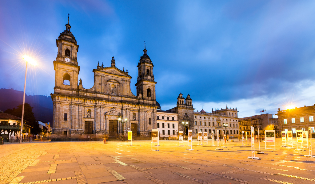 Храм на городской площади города Богота, Колумбия