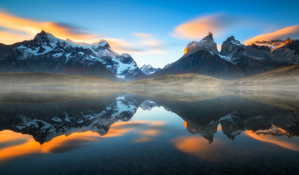 Горы Анды в парке Торрес-дель-Пайне отражаются в воде, Патагония, Чили. 