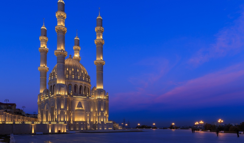 Мечеть Гейдара ночью, Баку. Азербайджан 