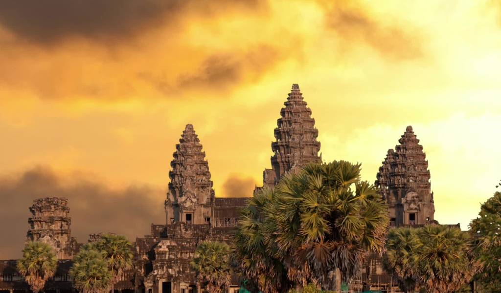 Древний храм Ангкор Ват башни на фоне заката 