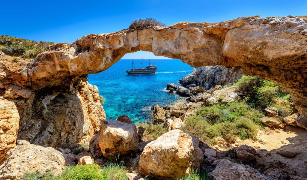 Красивый город курорт Айя-Напа, Кипр 