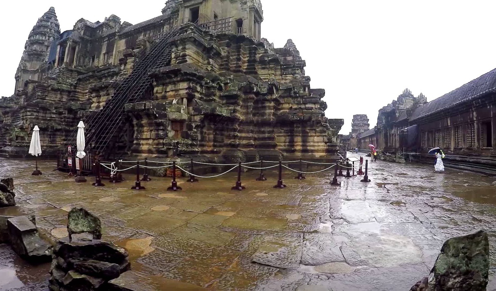 Храмовый комплекс Ангкор Ват Камбоджа после дождя 