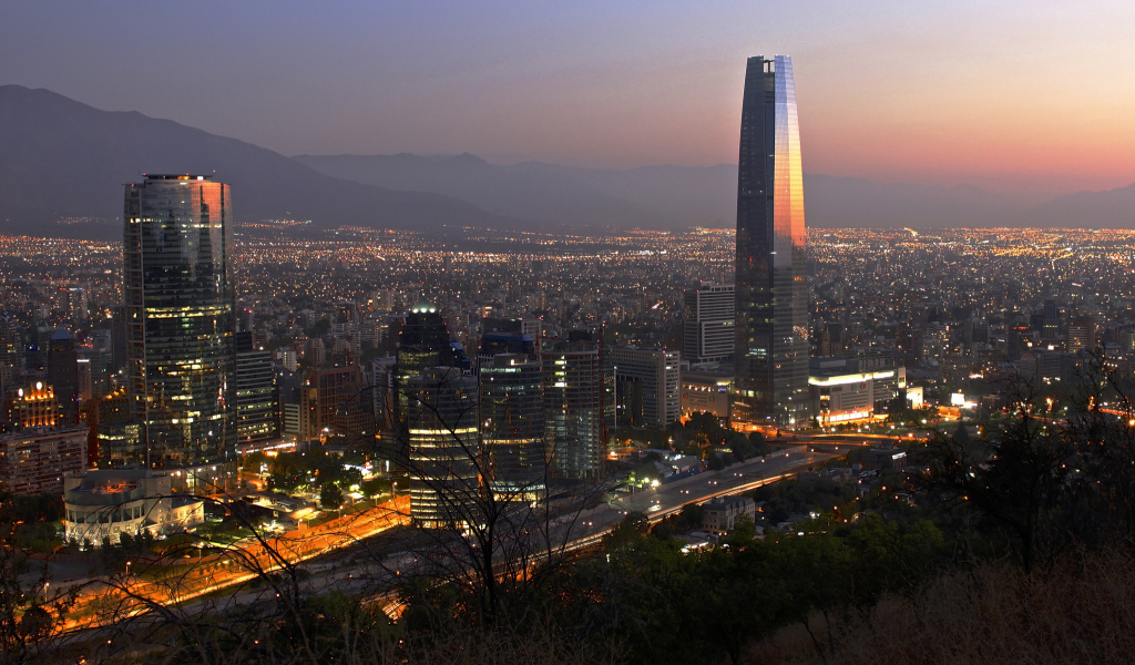 Вечерний город Сантьяго, Чили 