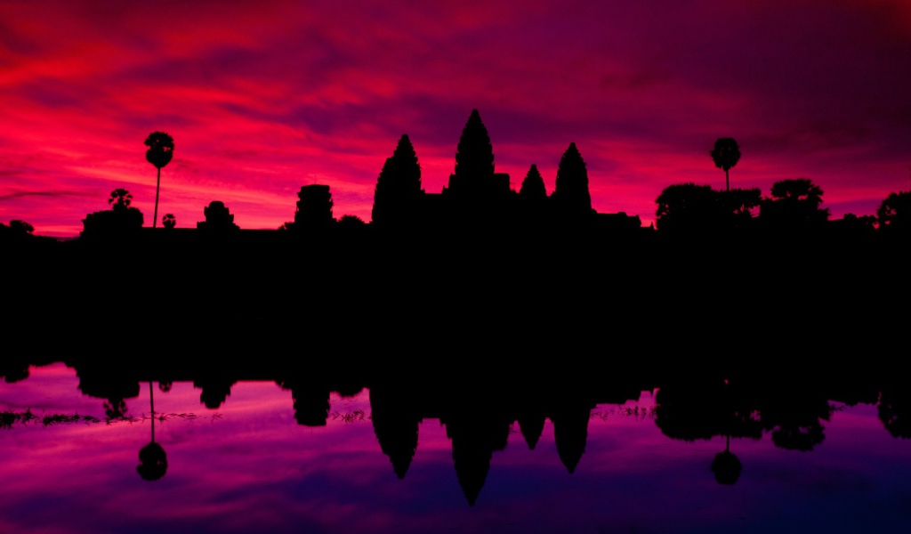 Башни храма Ангкор Ват на фоне закатного неба 