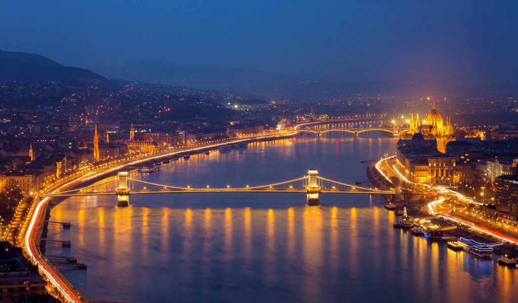 Вид на ночной город Будапешт и реку Дунай, Венгрия 