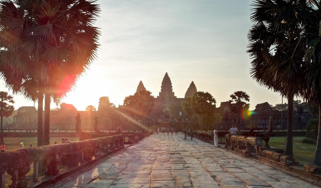 Аллея на закате у храмового комплекса Ангкор Ват в Камбодже 