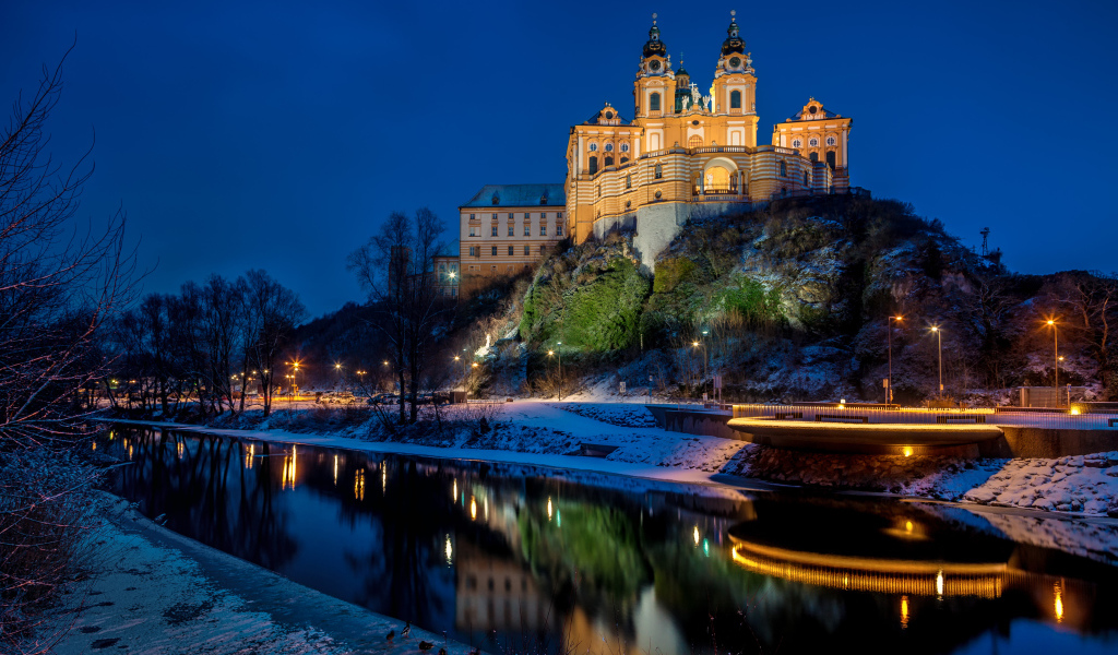 Бенедиктинский монастырь  у реки,  Мельк, Австрия 