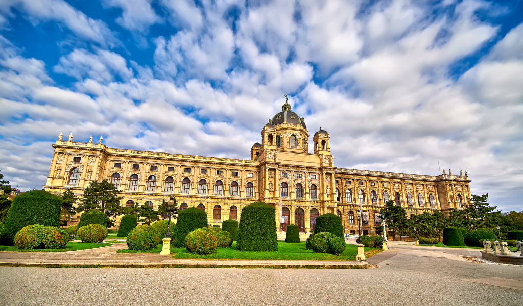 Музей истории искусств под красивым небом,  Вена. Австрия 