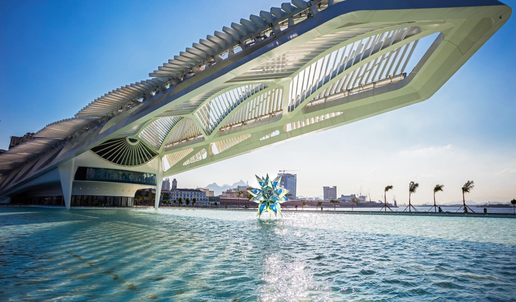 Необычная архитектура здания бассейна, Рио-Де-Жанейро