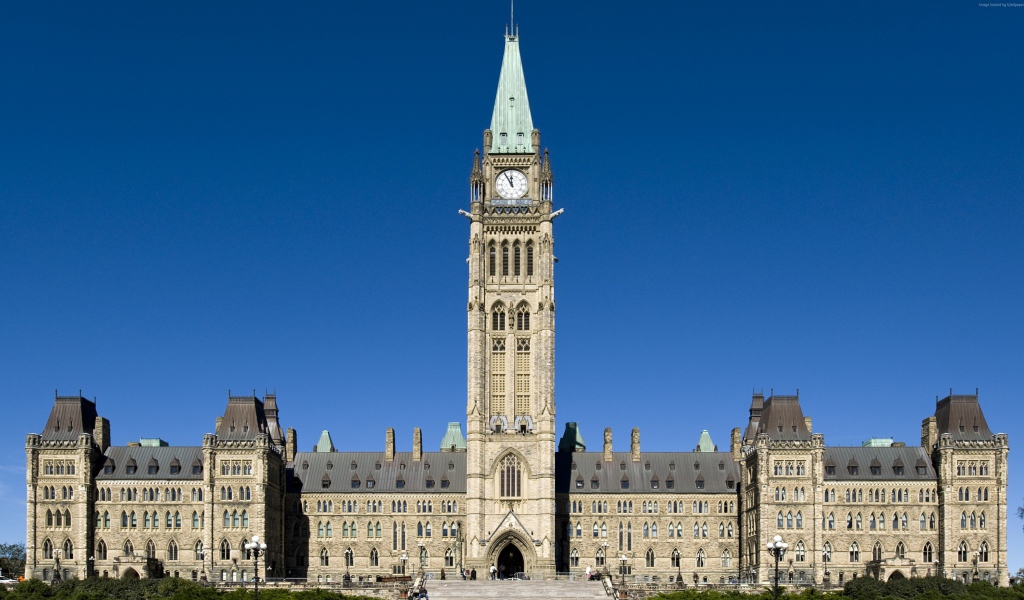 Старинное здание парламента под голубым небом, Канада