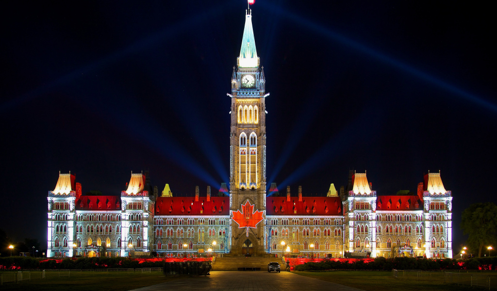 Архитектурный комплекс Парламентский холм в свете ночных фонарей, Канада. 