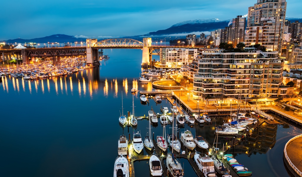 Лодки у причала на фоне ночных огней города Ванкувер, Канада