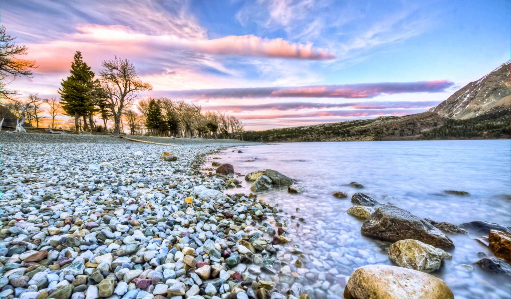 Валуны на берегу озера в национальном парке Уотертон-Лейкс, Канада 