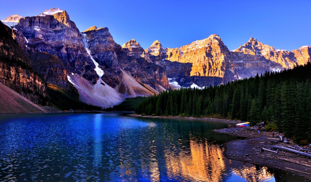 Озеро Луиз у гор в национальном парке Банф, Канада