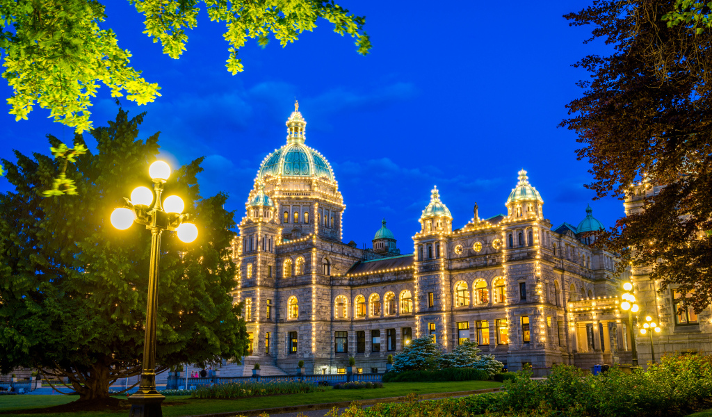 Парламент Британской Колумбии в гирляндах, Ванкувер. Канада