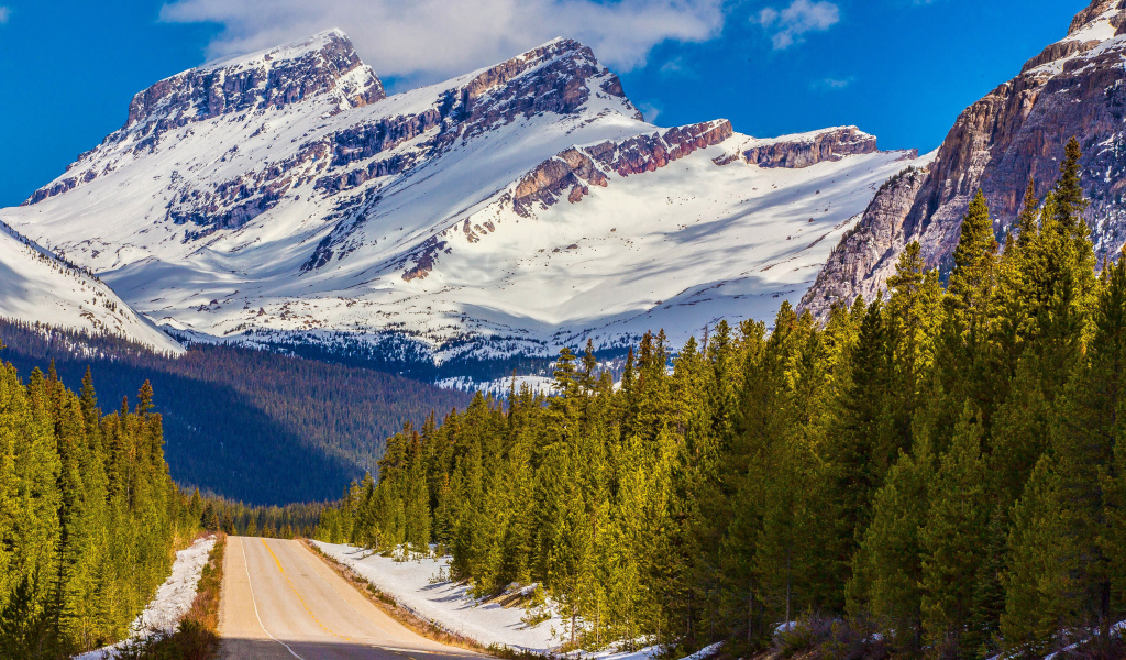 Дорога на фоне заснеженных гор, национальный парк Банф, Канада 