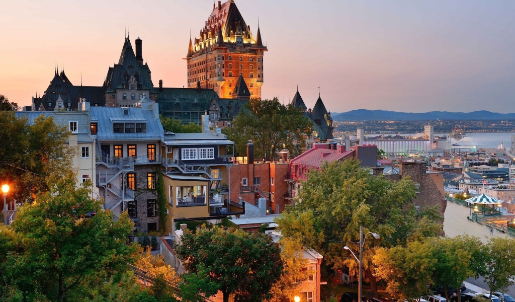 Вид на замок Шато-Фронтенак, город Квебек. Канада 