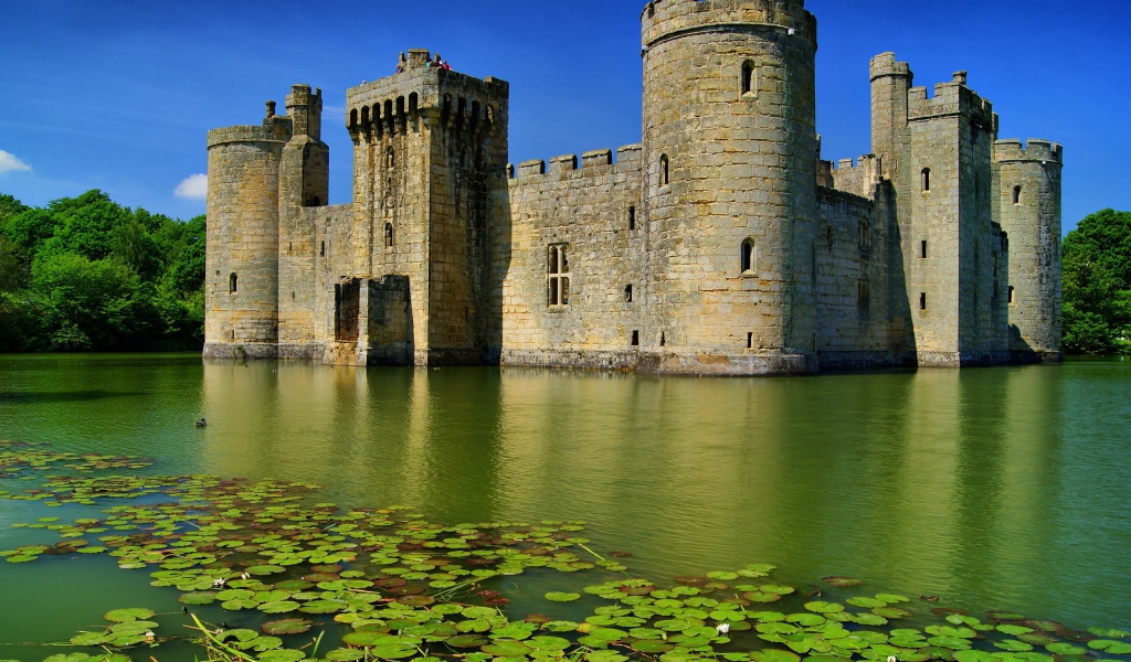 Старинный замок на воде Бодиам, Англия 