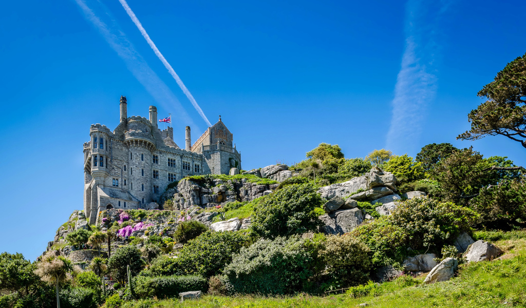 Замок St Michael's Mount на фоне голубого неба, Англия 