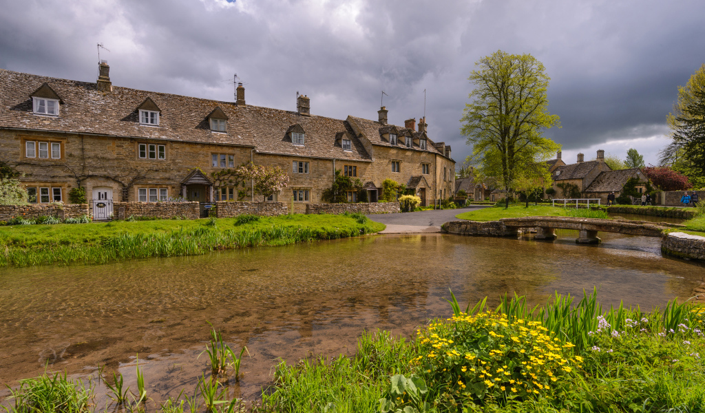 Дом у озера с покрытыми зеленой травой берегами, Англия