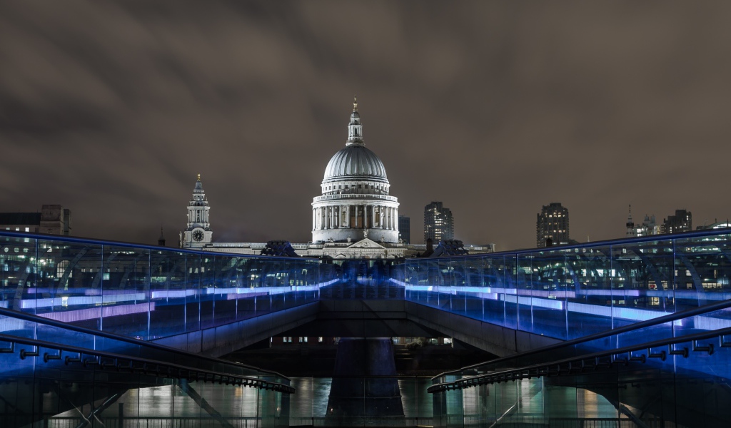 Мост Миллениум с подсветкой, Лондон. Англия 