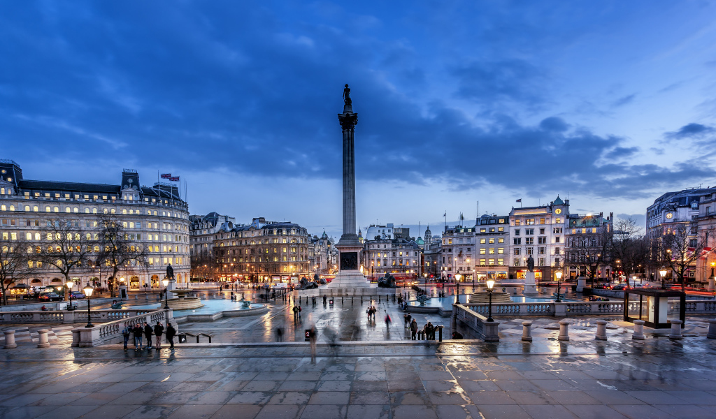 Памятник на вечерней городской площади, Лондон. Англия