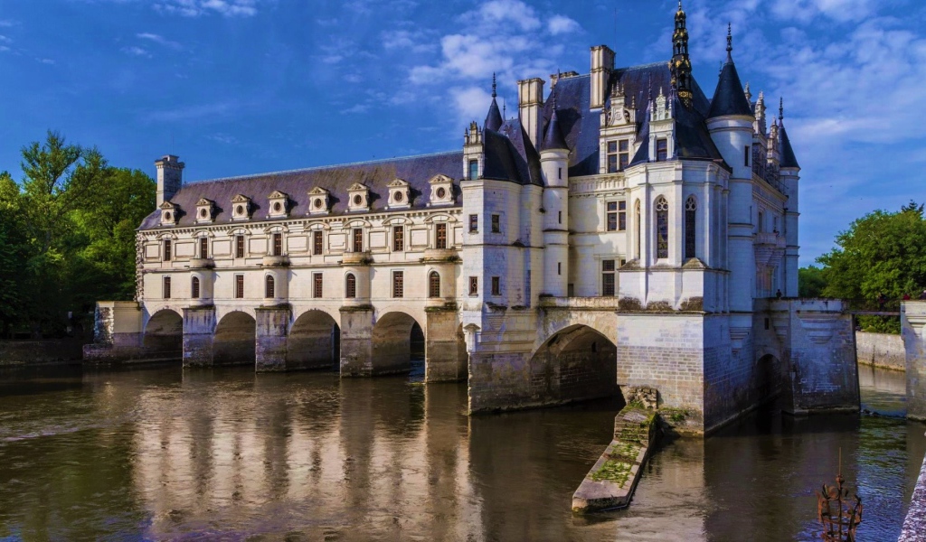 Старинный замок Шенонсо на воде под голубым небом, Франция