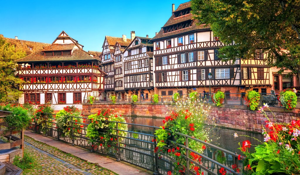 Красивые дома у реки в городе Страсбург, Франция