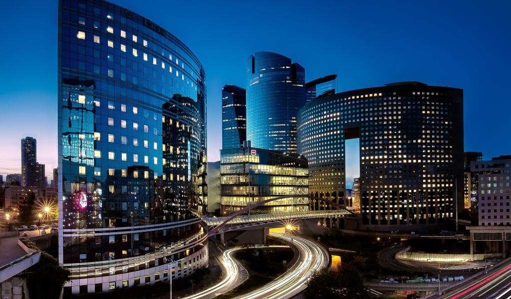 Красивые ночные небоскребы города Париж, Франция 